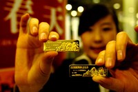 Vàng ở mức cao 2 tuần khi tin tức lẫn lộn