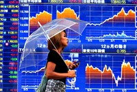 Nhà đầu tư cổ phiếu đứng bên lề châu Á