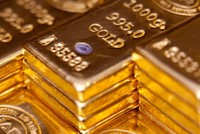 Vàng tuần 11-15/8: “Ngốc mới bán ra”