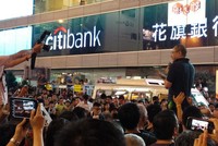 Nhiều văn phòng của các tập đoàn tài chính đa quốc gia tại Hồng Kông đã phải tạm ngừng hoạt động khi biểu tình diễn ra hàng tuần nơi đây.