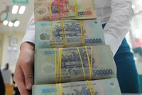 Trong những tháng cuối năm, dịch bệnh Covid-19 sẽ còn ảnh hưởng tới nguồn thu từ dịch vụ các ngân hàng.
