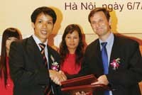 Ông Đoàn Văn Bình, Chủ tịch kiêm Tổng giám đốc CEO (trái) và ông Richard Leech, Giám đốc CB Richard Ellis (Mỹ) ký thỏa thuận hợp tác chiến lược.