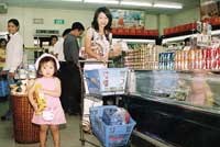 Người tiêu dùng "dốc hầu bao" chi tiêu, khiến sức mua xã hội tăng mạnh và giá tiêu dùng tăng cao.