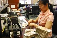 Xung quanh động thái cắ giảm lãi suất huy động của ngân hàng