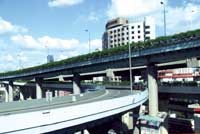 Thị trường cần những cây cầu vượt