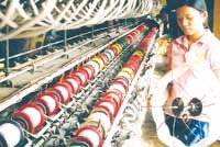 Để dễ tiếp cận vốn vay ngân hàng, các DNNVV phải nâng cao trình độ quản lý, kinh doanh... 