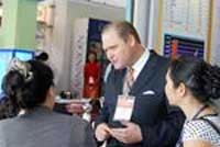  Nhà đầu tư nước ngoài tìm hiểu thị trường Việt Nam. Ảnh: TTXVN