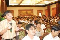 NĐT đặt câu hỏi với ban tổ chức buổi giới thiệu cơ hội đầu tư vào VCB tại TPHCM.