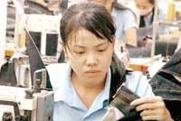 Dây chuyền may quần jean xuất khẩu ở Công ty cổ phần may da Sài Gòn.