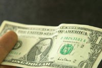 So với cùng thời điểm này năm ngoái (tháng 1/2007), tỷ giá mua bán USD của các ngân hàng thương mại giảm tới 65 - 70 VND/USD, tương ứng với mức giảm 0,5%.