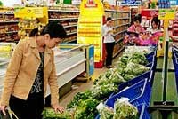Các bà nội trợ phải cân nhắc kỹ hơn trước khi mua sắm.