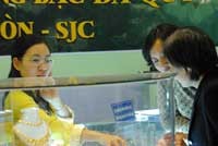 Lý do chủ yếu là sức mua của thị trường trong một vài ngày trở lại đây không còn mạnh như trước và hiện lượng vàng mà giới đầu tư đang nắm giữ đã nhiều.