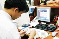 NHNN nên tung tiền đồng ra mua vào USD để hỗ trợ các doanh nghiệp xuất khẩu.