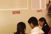 Nhiều nông dân ở phố núi đang theo dõi giá cổ phiếu tại sàn giao dịch APEC