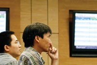 Các nhà đầu tư nhỏ cũng cần sự đồng cảm và được lãnh đạo DN lắng nghe ý kiến.