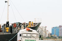 "Nút thắt" về nhân lực, hạ tầng giao thông, cảng biển... là những hạn chế của môi trường đầu tư Việt Nam.