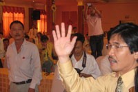 Ông Tạ Xuân Thọ, Tổng giám đốc BBT, rời phiên họp để phản đối việc đại diện Công ty Dệt May Gia Định không thông qua kế hoạch phát hành cổ phiếu riêng lẻ bán cho đối tác chiến lược. 