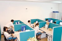 Xây dựng môi trường làm việc chuyên nghiệp để khích lệ tinh thần làm việc của nhân viên.