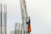 Các doanh nghiệp nhóm ngành xây dựng lại lo ngại về tình trạng bất ổn về nguồn cung lao động.