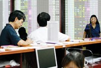 Khi sử dụng báo cáo tài chính để dự đoán tương lai DN trong định giá cổ phiếu thì nhà phân tích thường có 
cái nhìn thiên về tài chính và kinh doanh.