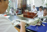 Thị trường ngoại tệ trong nước gần như không bị tác động từ việc bơm tiền cứu thị trường tài chính thế giới.