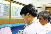NĐT không được đồng thời vừa mua vừa bán một loại cổ phiếu trong một ngày giao dịch.