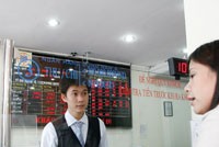 Thời gian qua, nhiều doanh nghiệp chần chừ vay vốn với hy vọng lãi suất sẽ giảm thêm.