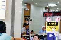 Chỉ có doanh nghiệp nhập khẩu mặt hàng thiết yếu mới có thể mua được ngoại tệ từ ngân hàng.