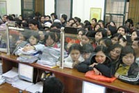 Trong phòng tiếp nhận hồ sơ luôn thấy có mấy trăm người đứng chen chúc.