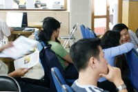 Thời gian này, các CTCK vất vả với việc thu hút khách hàng mới và giữ khách hàng cũ. Ảnh: ĐTCK