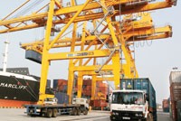 Việc giảm giá đồng nội tệ có tác dụng thúc đẩy xuất khẩu, khuyến khích tiêu dùng hàng sản xuất trong nước.