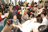 Hàng trăm khách ngồi chờ làm hồ sơ đặt cọc mua nhà của Phú Mỹ Hưng.