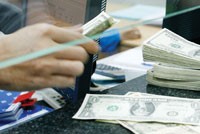 Lãi suất huy động USD vẫn đang “lội” ngược dòng so với xu hướng của thế giới.