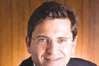 Ông Tom McClelland.