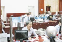 Giải pháp khả thi được đưa ra là miễn giảm thuế cho các ngân hàng thương mại.