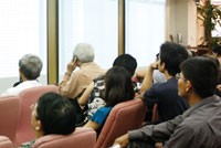 Nhà đầu tư nên sàng lọc thông tin trên thị trường chứng khoán.