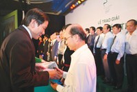 TS Nguyễn Anh Tuấn, Tổng Biên tập Báo Đầu tư trao Kỷ niệm chương cho các DN tham dự Cuộc bình chọn BCTN năm 2007.