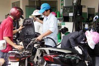 Tuy có thời điểm giá bán lẻ xăng dầu khiến doanh nghiệp lỗ nhưng kết quả kinh doanh của Petrolimex - doanh nghiệp có thị phần lớn nhất - lại đang lãi không nhỏ.