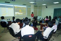 Giá vàng trên sàn có theo sát giá vàng thế giới?