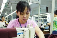 Ngành dệt may đang gặp cạnh tranh rất lớn ngay tại thị trường nội địa.