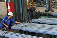 Lượng hàng nhập khẩu tăng, giá cạnh tranh, trong khi cầu giảm đang tạo sức ép lên các DN thép Việt Nam.