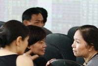 Vẫn còn nhiều thắc mắc xung quanh cách thức triển khai thu thuế thu nhập chứng khoán. Ảnh: Đức Thanh