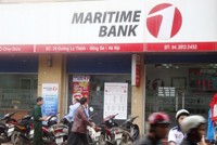 Chi nhánh Ngân hàng Hàng hải nằm gần trụ sở công an phường Ô Chợ Dừa. 