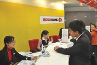Techcombank là một trong những ngân hàng ứng dụng công nghệ cho phép khách hàng thanh toán qua điện thoại di động. Ảnh minh họa: Hoài Nam.