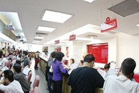 Nên tạo điều kiện để một số CTCK mạnh phát triển để vượt lên thành những ngân hàng đầu tư lớn - Ảnh: Hoài Nam