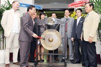 Ông Phan Ngọc Diệp, Phó Chủ tịch Ban đại diện Quỹ đầu tư VFA đánh cồng khai trương phiên giao dịch đầu tiên CCQ VFMVFA ngày 9/8/2010 tại sàn HOSE