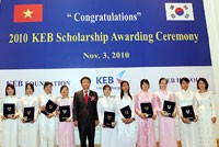 Ngân hàng KEB trao học bổng cho các sinh viên năm 2010 - Ảnh: Huy Hùng (TTXVN)
