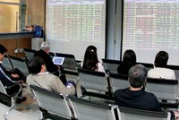 Ngồi trên đống vàng… than  khóc!