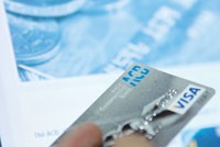 Các ngân hàng triển khai hàng loạt chương trình để phát triển thẻ và khuyến khích chi tiêu bằng thẻ - Ảnh: Hoài Nam