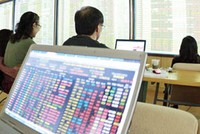 Các DN niêm yết cần nhận diện và đối mặt với nguy cơ bị thâu tóm và sáp nhập (Ảnh: Hoài Nam)